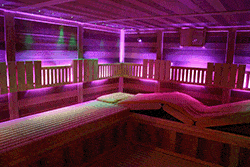 Stimmungsvolles Licht in einer großen Sauna